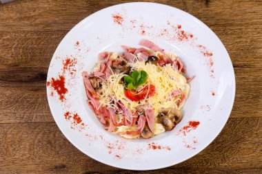 jambon ve mantar ile makarna