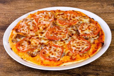 Sığır eti peynir ve domates pizza