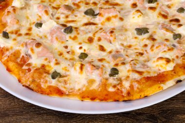 Somon ve Kapari yumuşak peynirli pizza