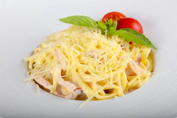 Pasta Carbonara Geserveerd Basilicum Blaadjes — Stockfoto