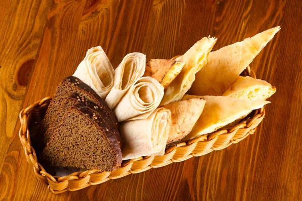 Ahşap arka plan üzerinde beyaz ekmek çeşitler