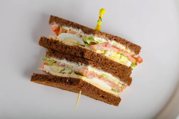 Club Sandwich Mit Fleisch Käse Und Gemüse — Stockfoto