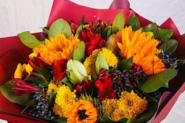 Çeşitli çiçek ile romantik buket