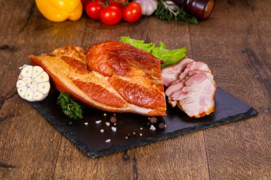 Domuz eti ahşap arka plan üzerinde füme