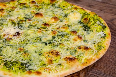 Pesto ve peynirli pizza