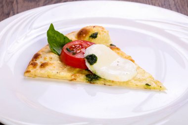 Pizza Caprese fesleğen ve mozarella