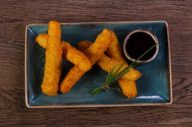 Peynir sos ile yeşil soğan servis yapışıyor