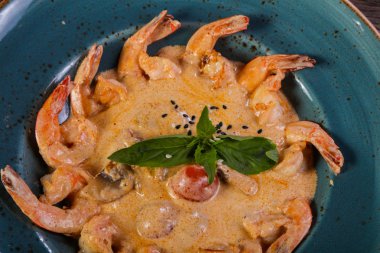 Fesleğen yaprakları servis soslu karides kokteyl