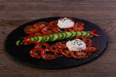 Çocuklar salata domates, salatalık ve krema ile