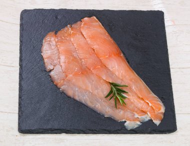 Baharat ile tuzlanmış somon fileto