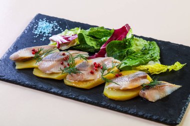 Patates ve soğanlı ringa balığı.