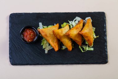 Soslu sıcak et hamur işleri