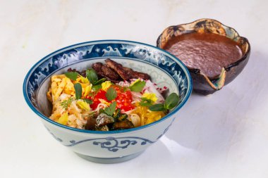 Sos ve otlar ile Yengeç poke