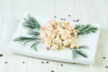 Dereotu hizmet geleneksel Rus salatası