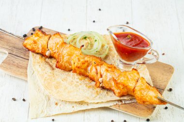 Izgara tavuk Barbekü sos ve soğan ile