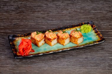 Gevrek pirinç ton balığı ve wasabi ile rulo