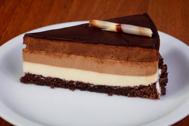 Üç çikolata kek lezzetli parça