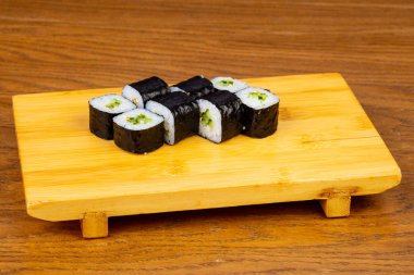 İştah açıcı salatalık sushi roll seti