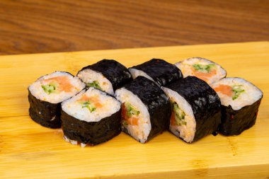 Salatalık ile lezzetli baharatlı rulo