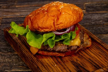 Taze sıcak burger sığır eti, peynir ve kırmızı soğan