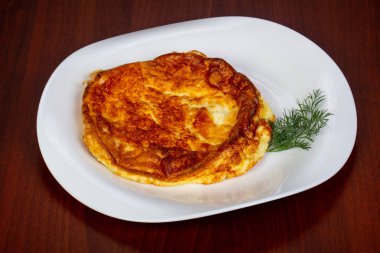 Dereotu omlet plaka servis