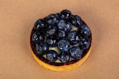 Tartı yaban mersini ve krema ile