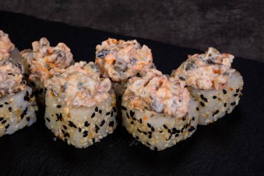 Japon baharatlı suşi ve rulolar