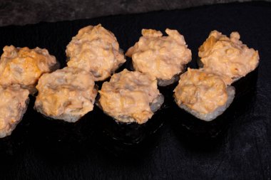 Japon baharatlı suşi ve rulolar