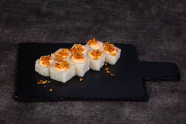 Japon baharatlı suşi ve rulolar