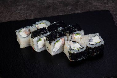 Karides ile Japon geleneksel rulo