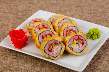 Yengeç eti ile tempura rulo