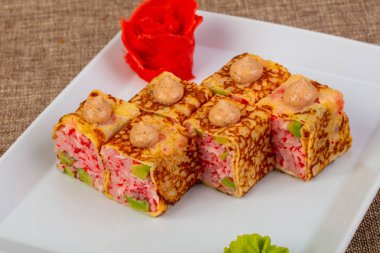 Tobiko ve avokado ile rulo