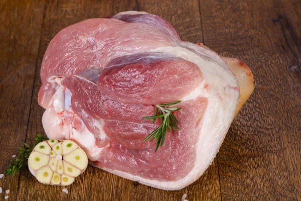 Ahşap zemin üzerinde çiğ domuz eti