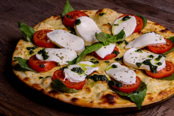 Pizza Caprese fesleğen ve mozarella
