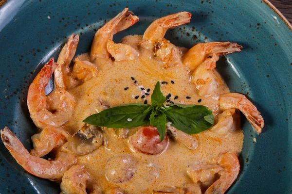 Fesleğen yaprakları servis soslu karides kokteyl