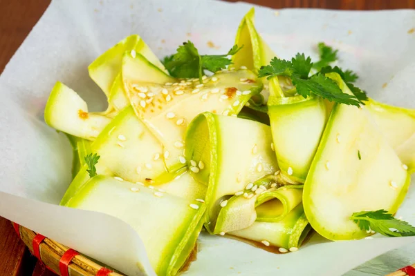 Sesam tohumları ile Vietnam kabak salatası