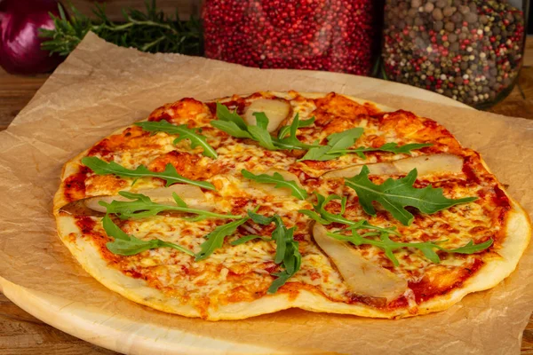Meyve lezzetli pizza ile armut
