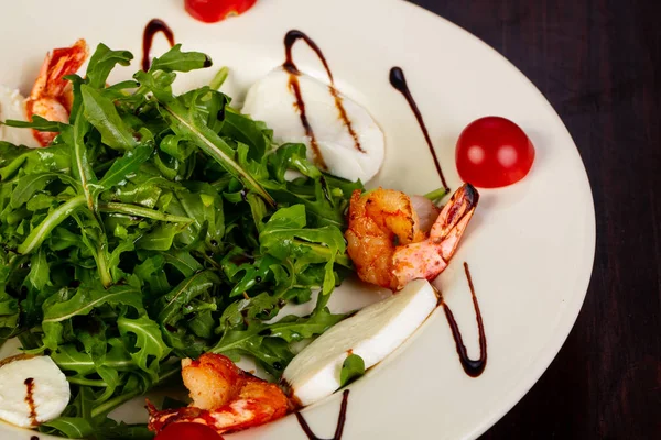 Insalata Con Mozzarella Ruccola Gamberi — Foto Stock