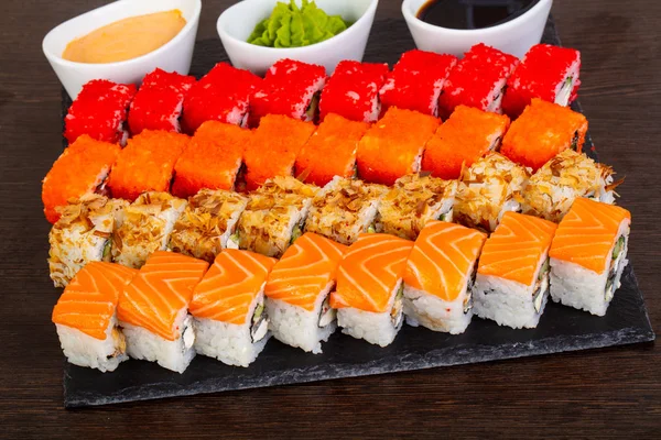 Soslar ve wasabi ile lezzetli California ve Philadelphia suşi