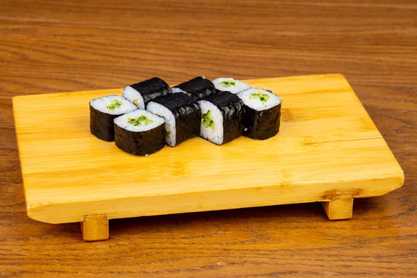 İştah açıcı salatalık sushi roll seti