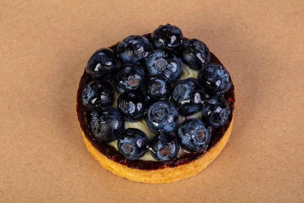 Tartı yaban mersini ve krema ile