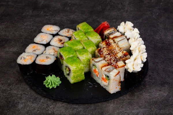 Japon Suşi ile çeşitli madde ayarla