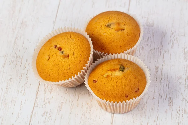 Süße Leckere Muffins Über Holzhintergrund — Stockfoto