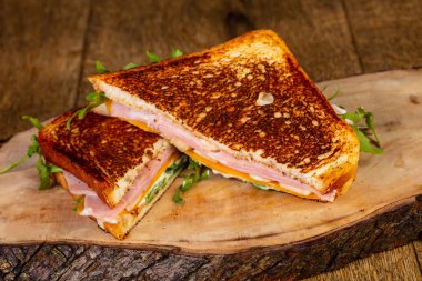 Jambonlu ve peynirli sandviç.