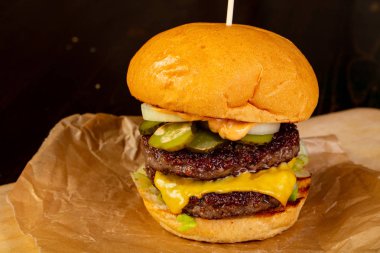 Et ve peynir ile lezzetli ev yapımı Hamburger