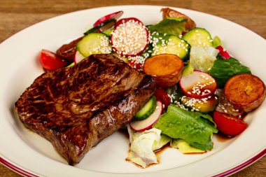 Sığır eti biftek turp salatası