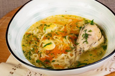 Bacak ve şehriye ile tavuk çorbası