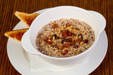 Buğday lapası ile fındık ve çilek