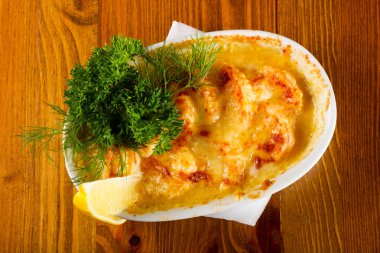 Karides ve peynir ile Cocotte