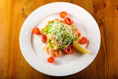 Sezar salata karides ve parmesan peyniri ile somon ile